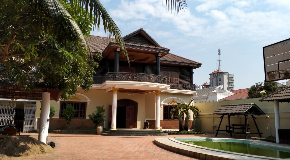 Five Bedrooms Villa in the Residential Area for rent in Toul Kork (2)