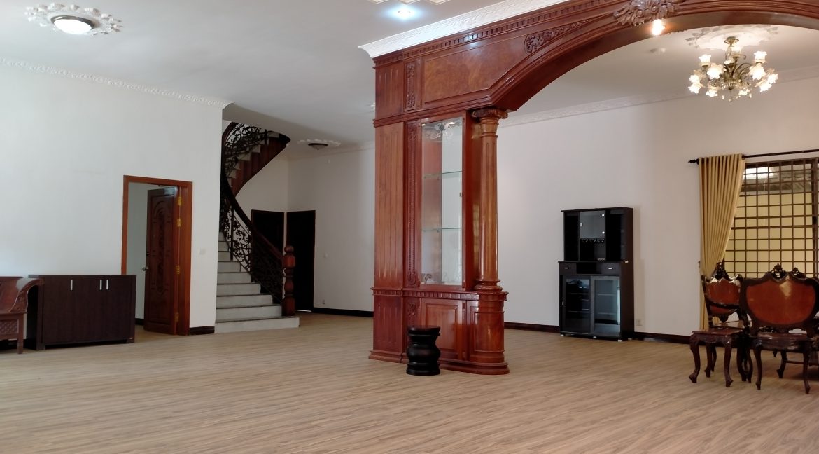 Five Bedrooms Villa in the Residential Area for rent in Toul Kork (5)