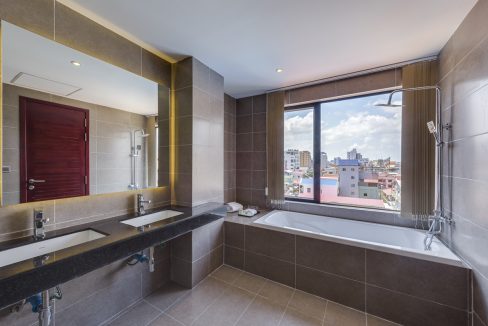 Gym & Swimming pool 3 bedrooms Apartment for Rent in BKK2 (17)