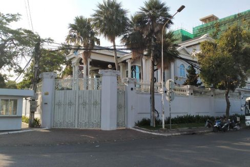 Corner Commercial 7 Bedroom Villa for Rent Near Independence Monument (2)