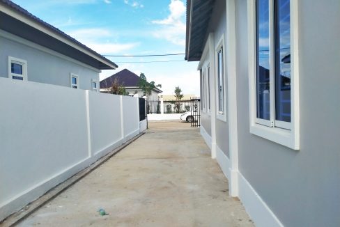 Brand New 3 Bedrooms Villa for Sale in Battambang (17)