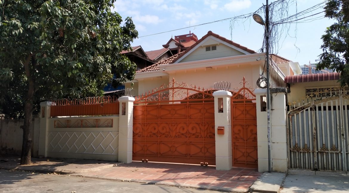 Four Bedrooms Villa for Rent in Toul Kork Area (2)