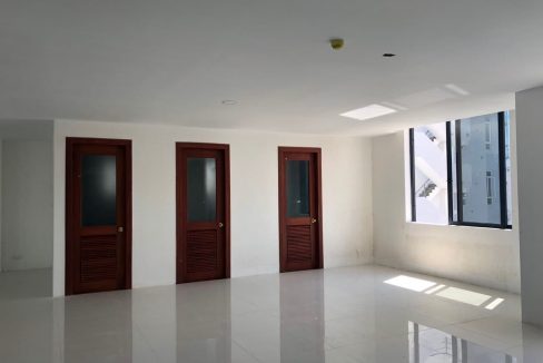 Office Space for Rent in Chamkarmon (2)