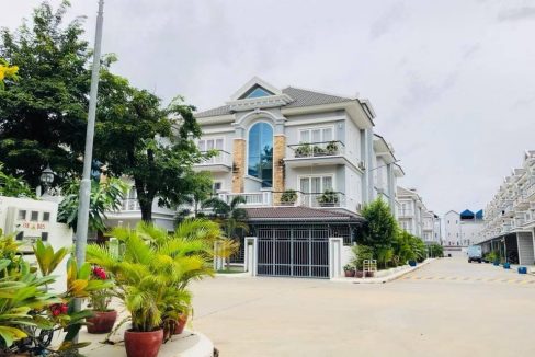 Beautifully Twin Villa for Urgent Sale Nearly by Aeon 2 Market (1)