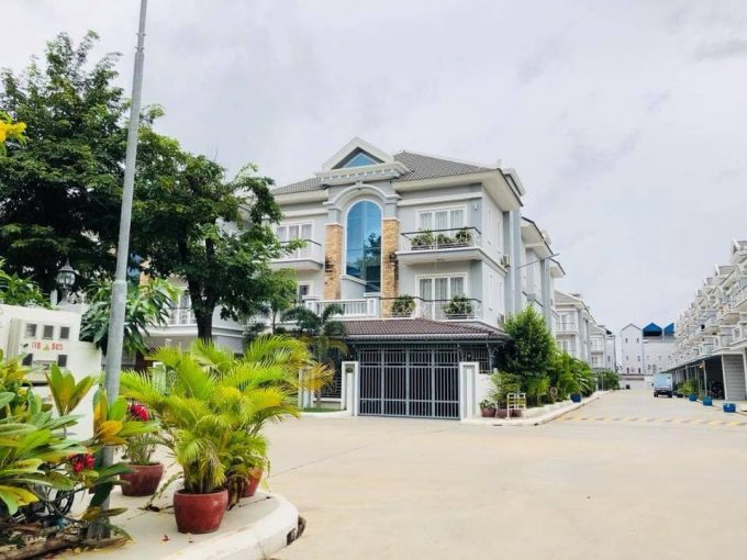 Beautifully Twin Villa for Urgent Sale Nearly by Aeon 2 Market (1)