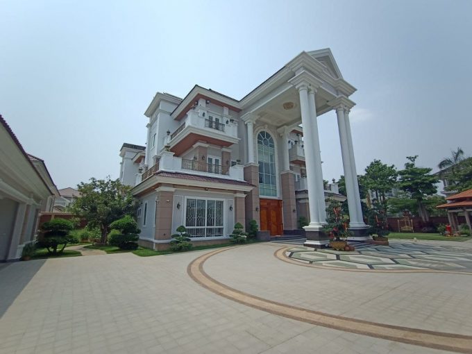 King A Corner Villa For Sale In Borey Peng Huoth Boeng Snor (1)