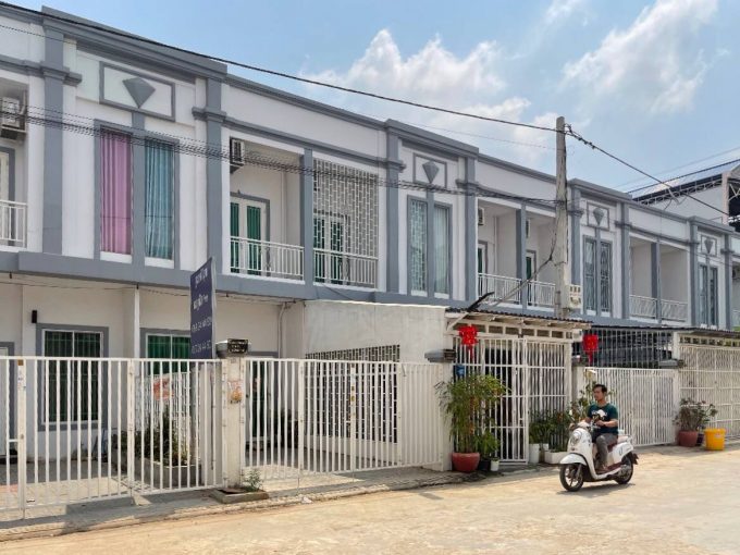 Link Villa for Urgent Sale Nearly by Tol Pongro Makert (1)