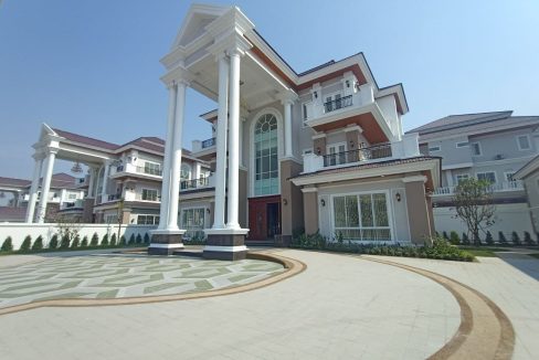 Luxury KIng A Villa For Sale In Borey Peng Huoth Boeng Snor Eco Melody (1)