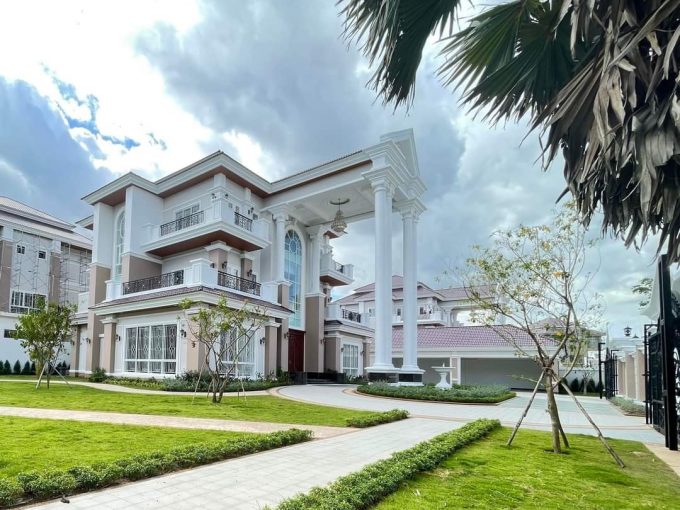 Luxury KIng A Villa For Sale In Borey Peng Huoth Boeng Snor Eco Melody (1)