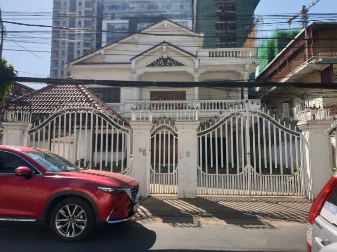 Spacious House with Good Location for rent in BKK (1)