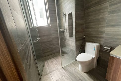 Spacious Luxury 1 Bedroom Condominium access with gym, swimming pool in 7 Makara (7)