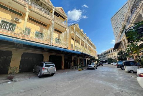 Spacious Shophouse with Good Location for rent in Tuol Kork (4)