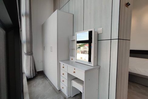 The service include full equipment parking gym swimming pool sky bar security 24h. (4)