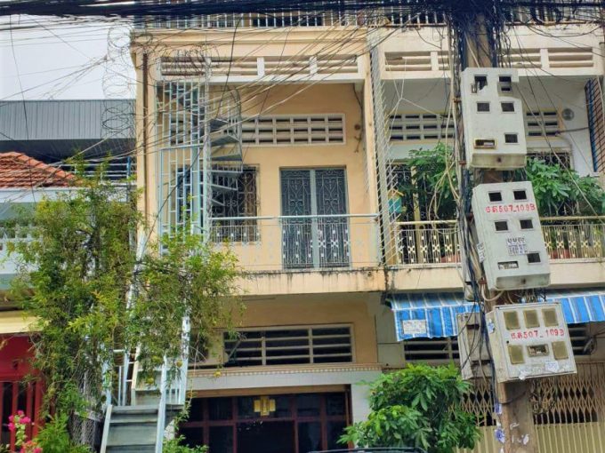 Urgent Shophouse for rent in BKK is available now (1)