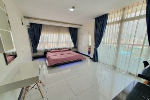 Good Location 3 Bedrooms Condominium for rent access to gym, Steam sauna and pool (1)