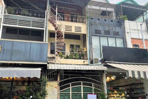 Good Location Shophouse for rent in the Ground Floor of the building in BKK area (1)