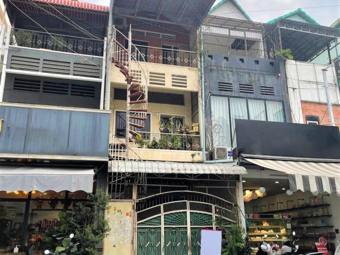 Good Location Shophouse for rent in the Ground Floor of the building in BKK area (1)