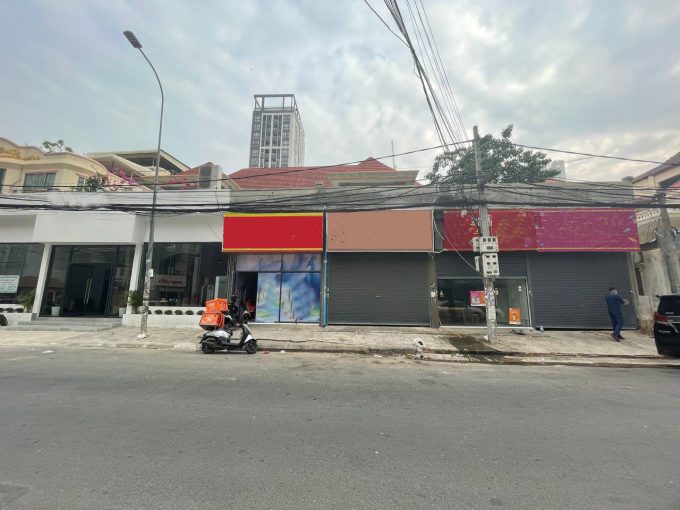 Good Residence One Spacious Villa with 4 Shops for rent in BKK (1)