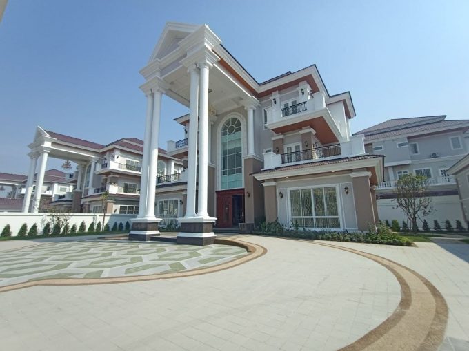 Luxury KIng A Villa For Sale In Borey Peng Huoth Boeng Snor Eco Melody (1)