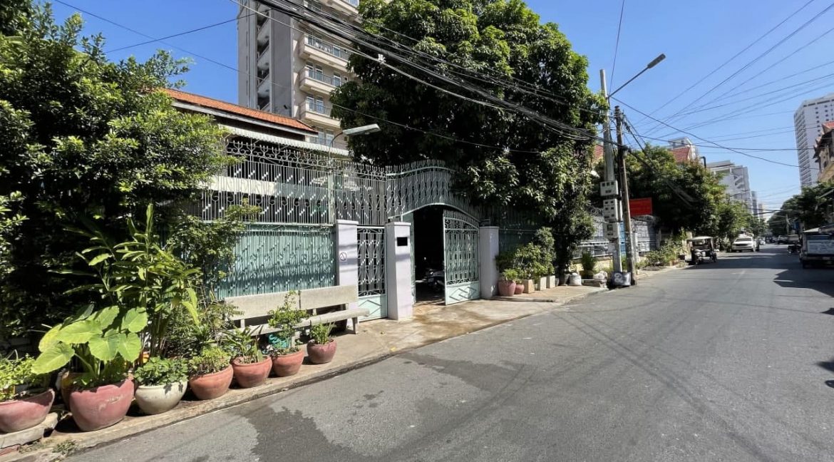 Spacious House For Sale Near Russian Market (2)