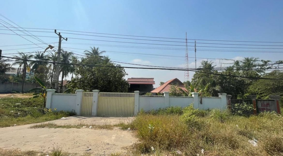 Spacious House For Sale in Good Location (1)