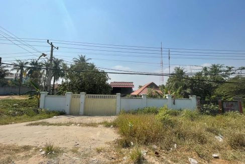 Spacious House For Sale in Good Location (1)