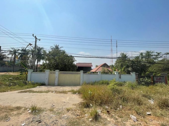 Spacious House For Sale in Good Location (1)