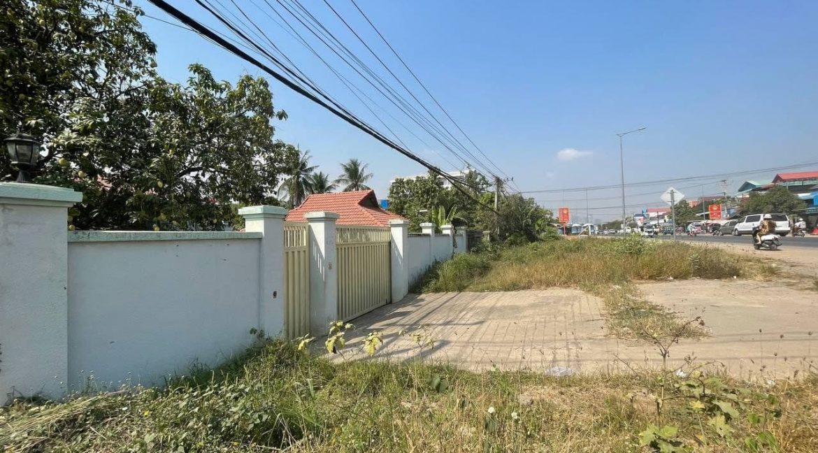 Spacious House For Sale in Good Location (2)