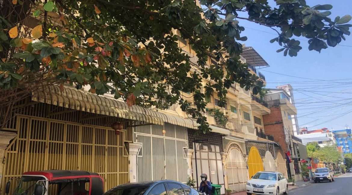 Spacious House For Slae With Many Bedroom in Good Location Near IFL University (3)
