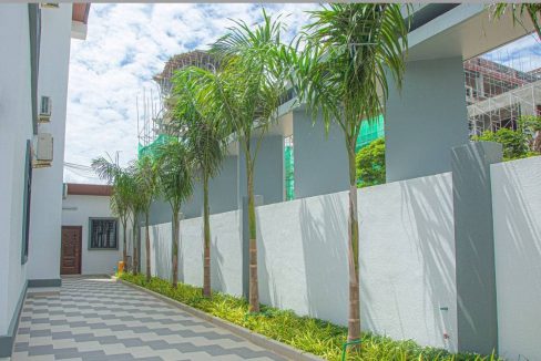 Spacious Modern Villa with Luxurious Design for Sale in Chbar Ampov available now (12)