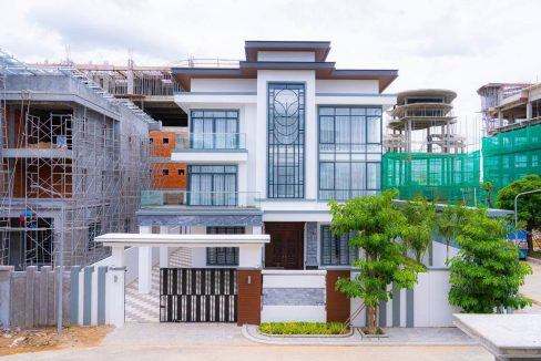 Spacious Modern Villa with Luxurious Design for Sale in Chbar Ampov available now (13)
