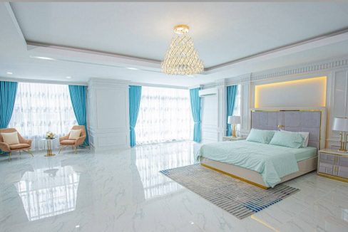 Spacious Modern Villa with Luxurious Design for Sale in Chbar Ampov available now (9)