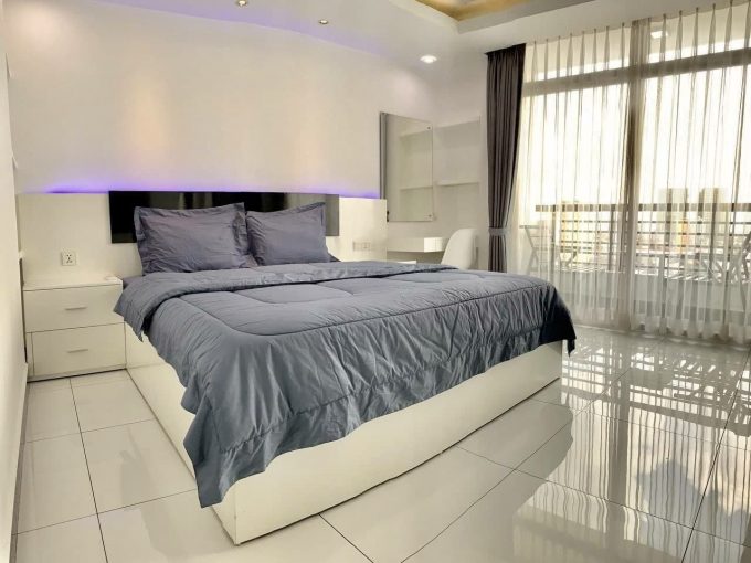 Two Bedrooms Service Apartment with fully furnished free access to gym, steam, sauna and pool in BKK3 (1)