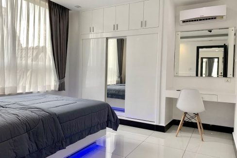 Two Bedrooms Service Apartment with fully furnished free access to gym, steam, sauna and pool in BKK3 (3)