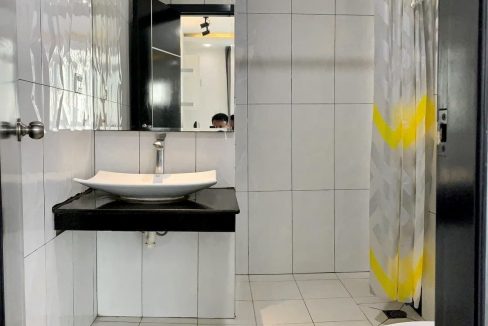 Two Bedrooms Service Apartment with fully furnished free access to gym, steam, sauna and pool in BKK3 (9)