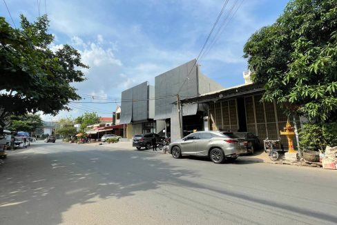 Spacious House with warehouse for rent in TK (3)