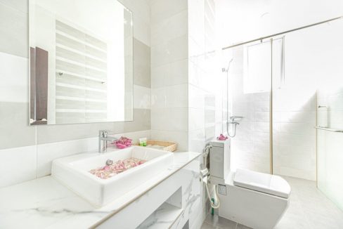 Beautiful Swimming Pool with Studio Apartment for Rent In Chamkar Mon (4)