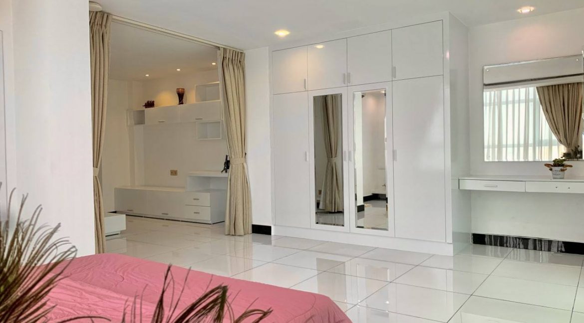 Fully Furnished Three Bedrooms Apartment for Rent In Boeng Keng Kang (2)