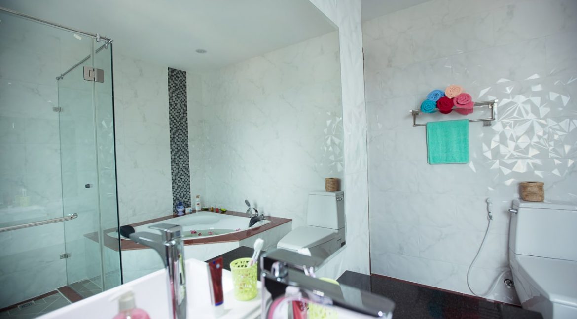 Spacious Three Bedrooms Apartment for Rent In Boeng Keng Kang (5)