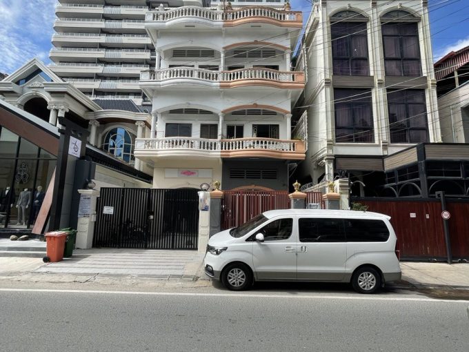 Flat on Commercial Location for Sale in BKK1 (1)