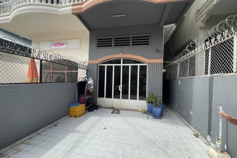 Flat on Commercial Location for Sale in BKK1 (3)