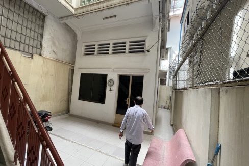 Flat on Commercial Location for Sale in BKK1 (4)
