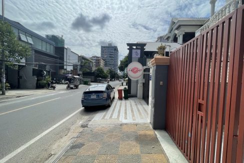 Flat on Commercial Location for Sale in BKK1 (5)