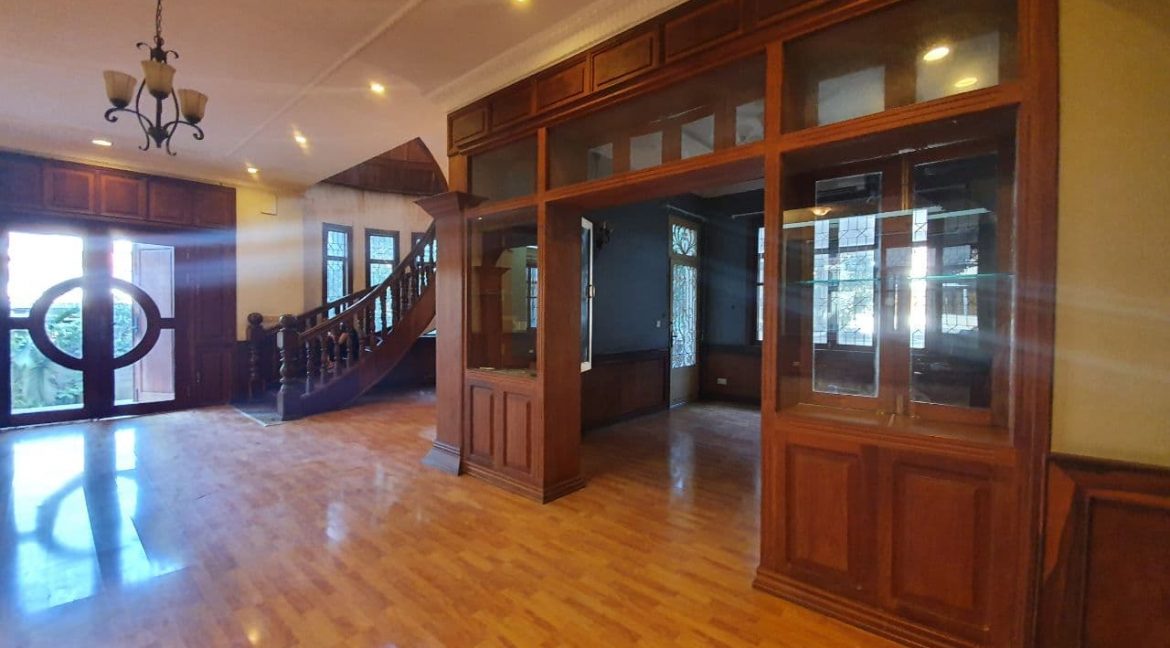 Nice Villa For Rent in Good Location Phnom Penh Near BKK1 (2)