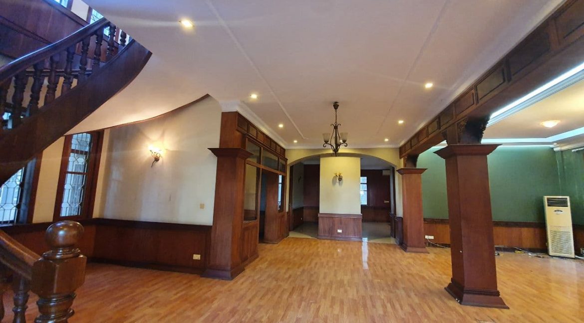 Nice Villa For Rent in Good Location Phnom Penh Near BKK1 (8)