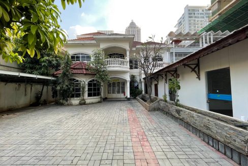 Villa for Rent with Best location in Bkk1 (1)