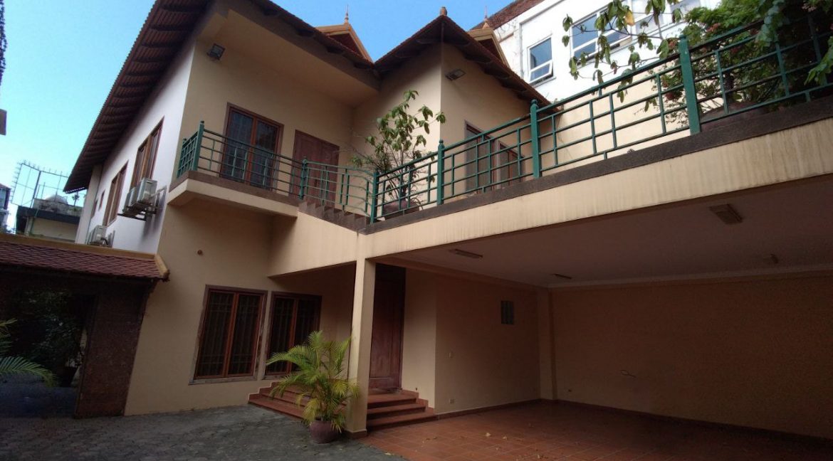 Villa for Rent with Best location in Bkk 1 (1)