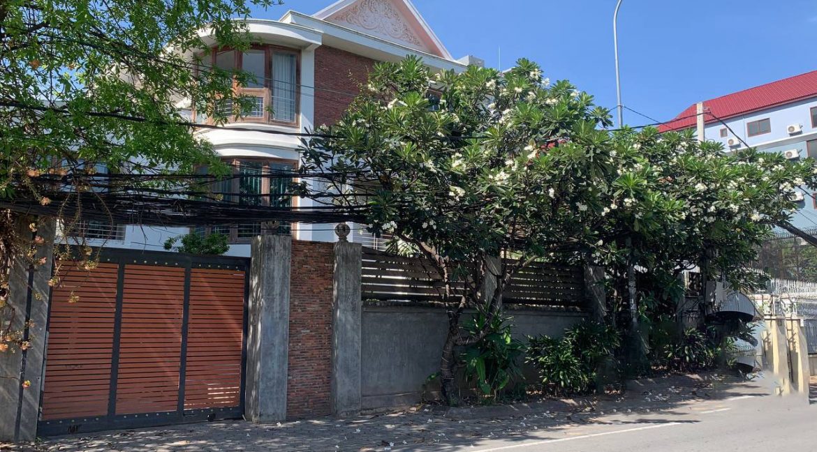 Villa for Rent with Best location in Bkk 1 (2)