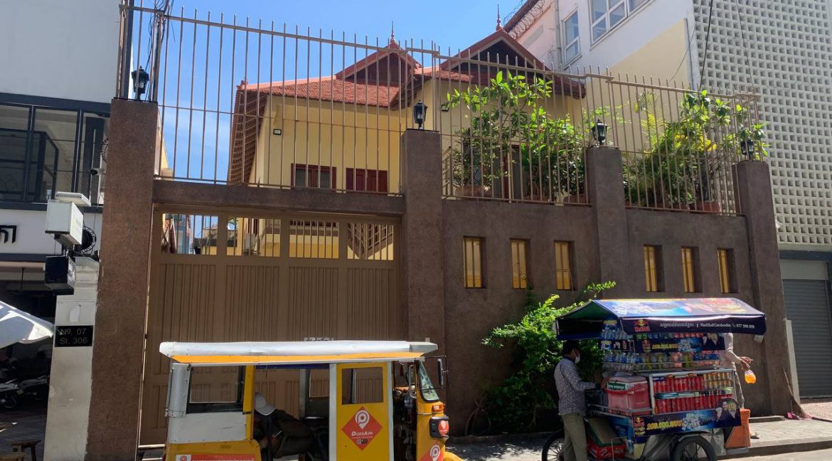 Villa for Rent with Best location in Bkk 1 (2)