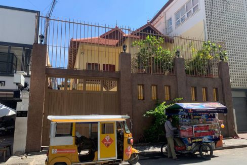 Villa for Rent with Best location in Bkk 1 (2)